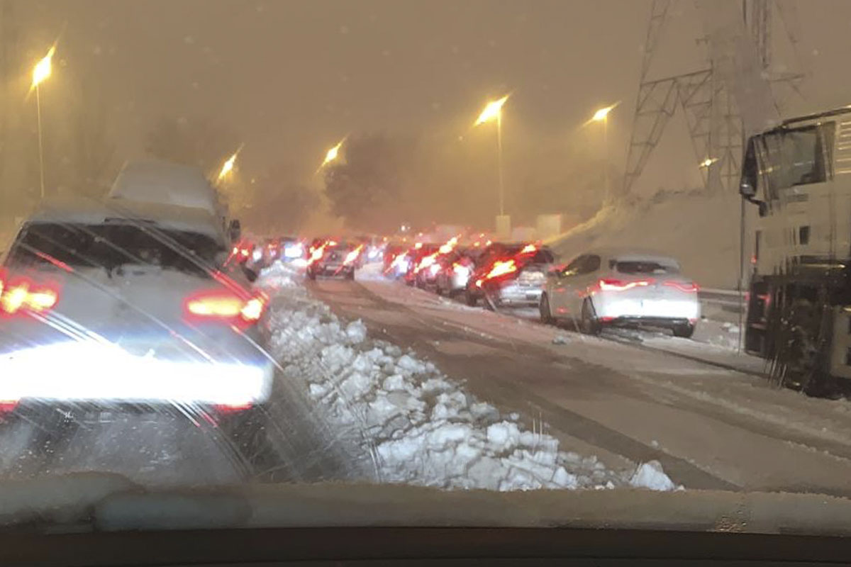 La Policía de Fuenlabrada traslada a una embarazada atrapada en la M506