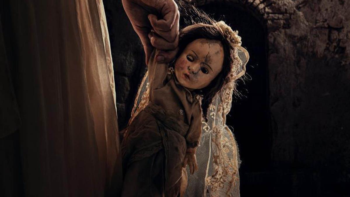 La chica de la curva se disfraza de 'La niña de la comunión'