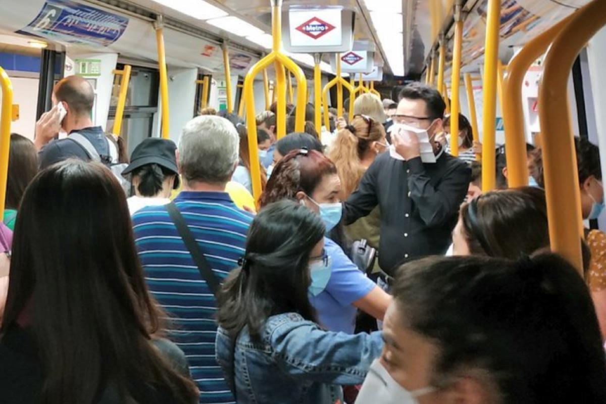 Los usuarios denuncian bajas frecuencias de trenes y aglomeraciones en Metro de Madrid