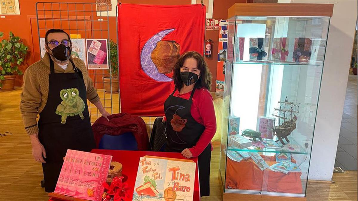 Los autores hacen entrega de un lote de libros para todas las Bibliotecas Municipales 