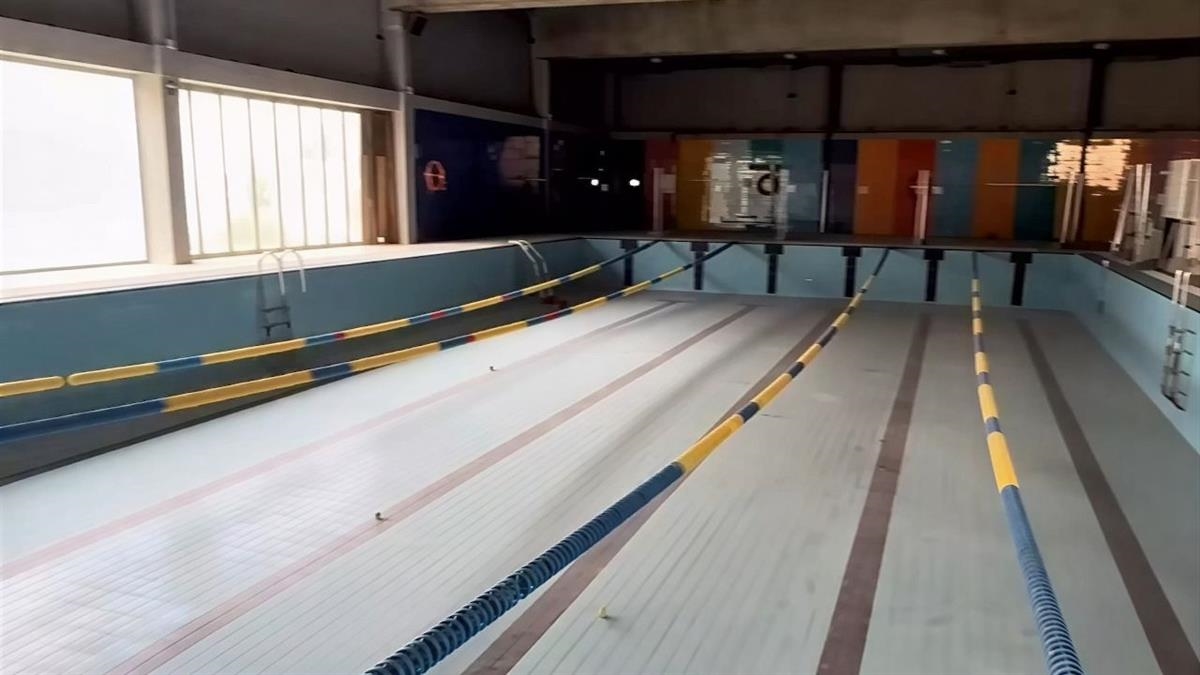 José María Porras detalla que se han producido parones por la inundación de la instalación y por los trámites administrativos para modificar el proyecto de rehabilitación