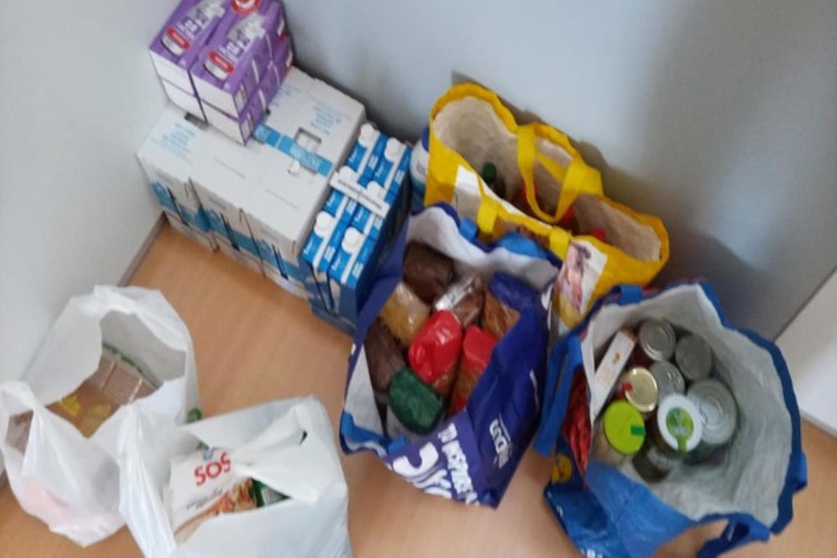 Los agentes llevan aportando alimentos para la donación toda esta semana