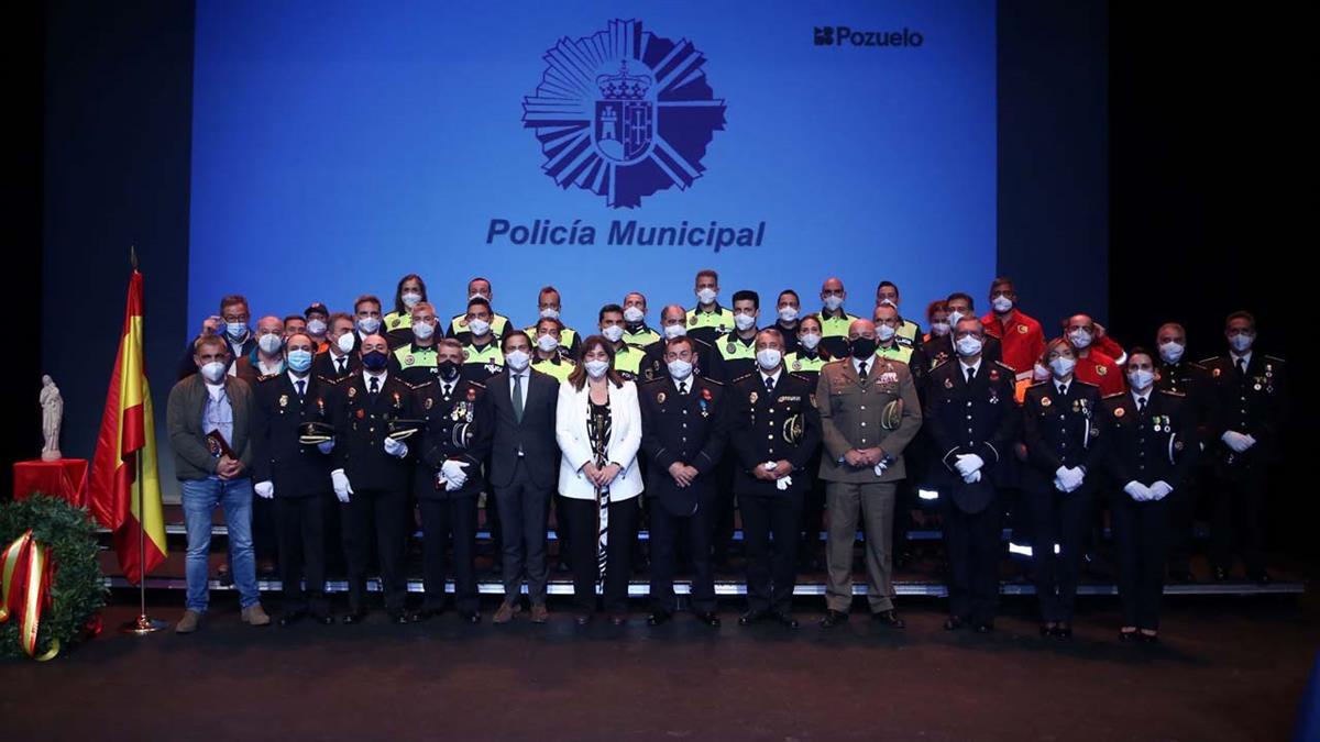 Se han entregado diferentes medallas, insignias y metopas a varios agentes de la Policía Municipal y Nacional