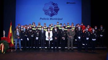 Se han entregado diferentes medallas, insignias y metopas a varios agentes de la Policía Municipal y Nacional