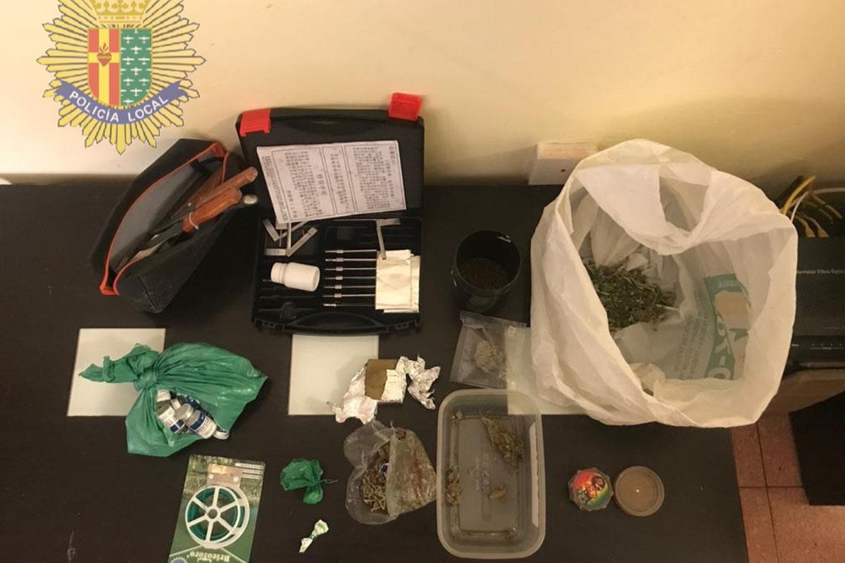 El varón ha sido detenido en un establecimiento del barrio de Juan de la Cierva. Tras registrar el local, la Policía ha encontrado marihuana, hachis, cocaína y droga sintética.