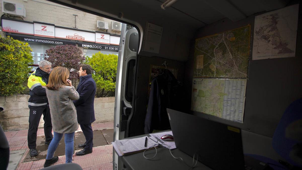 Un vehículo preparado acerca todas las semanas la atención de la Policía Local de Las Rozas a sus vecinos
