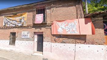 La policía acudió a la llamada de los vecinos que denunciaron ruidos y molestias provenientes del centro ocupado "La Casika"