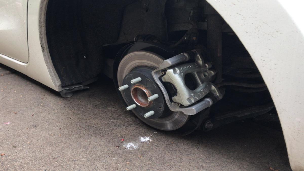 En el registro del vehículo encontraron el material y las herramientas necesarias que se utilizan para el desmontaje de ruedas
