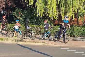 Lee toda la noticia 'La Policía Local acompaña a escolares en la actividad "camino escolar en bicicleta"'