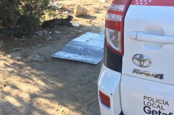 Los agentes encontraron al animal colgado de un olivar y con profundas heridas producidas por los golpes