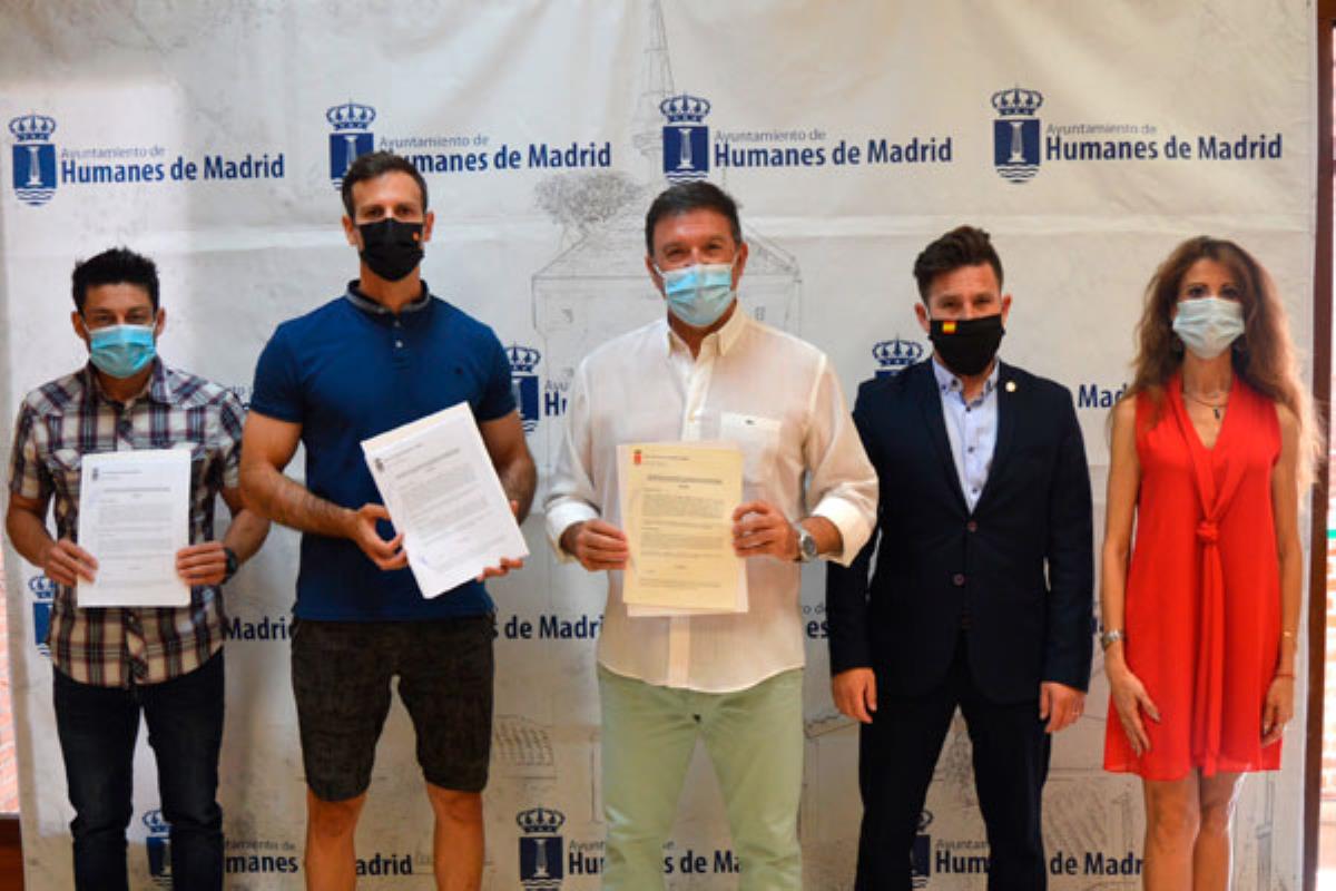 Ambos firman el acuerdo por el que se reconoce el cambio de categoría de los agentes como marca la ley desde 2018