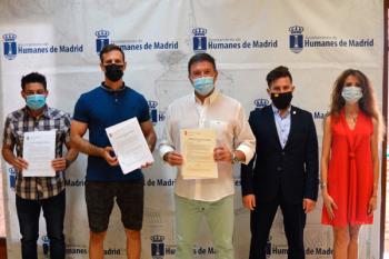 Ambos firman el acuerdo por el que se reconoce el cambio de categoría de los agentes como marca la ley desde 2018