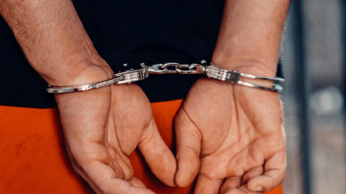 La inquilina sorprendió al autor mientras intentaba escapar por una ventana tras robar joyas y dinero en efectivo