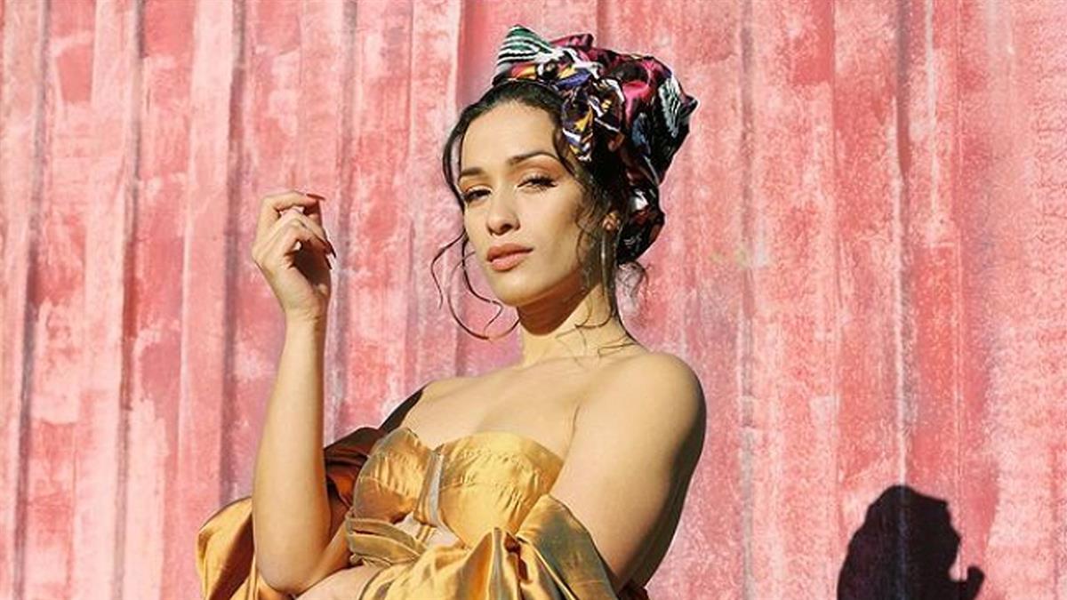 Un experto de la RAE considera que es extraño que el país esté representado por una canción en inglés y español