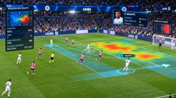 En la imagen de un campo puede aparecer una zona sombreada que indica por dónde ataca un equipo, o una referencia que acompaña a un futbolista