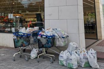 Tras la última recogida y donaciones de vecinos se repartieron 326 bolsas a 100 familias que son atendidas por la Red de Apoyo