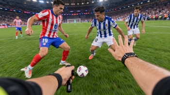 Una disputa por el balón cambia de aspecto cuando la cámara se encuentra a la altura de quien arbitra