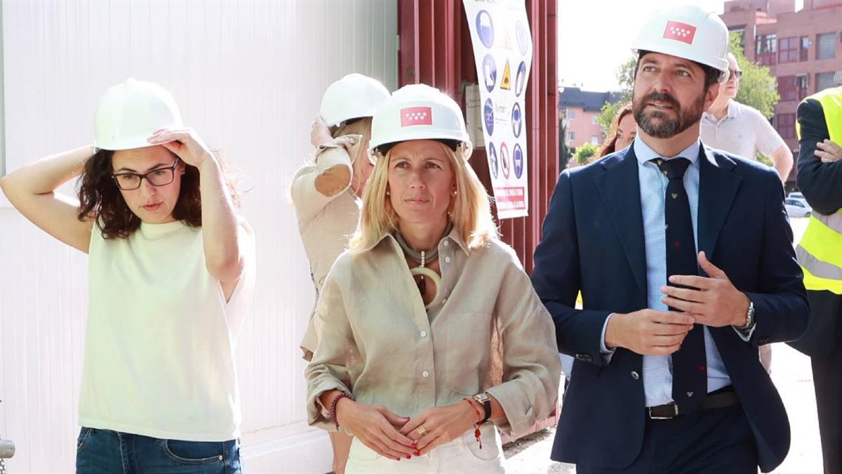 Tras la terminación de las clases, los operarios acometen los trabajos finales en la cubierta, fachada, rampas y el último ascensor