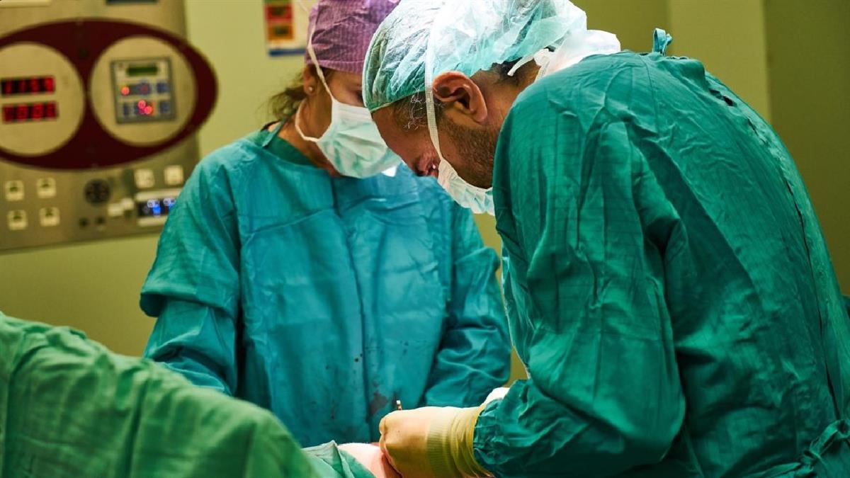 El hospital ha aplicado con éxito una técnica innovadora para cerrar una fístula esófago-bronquial