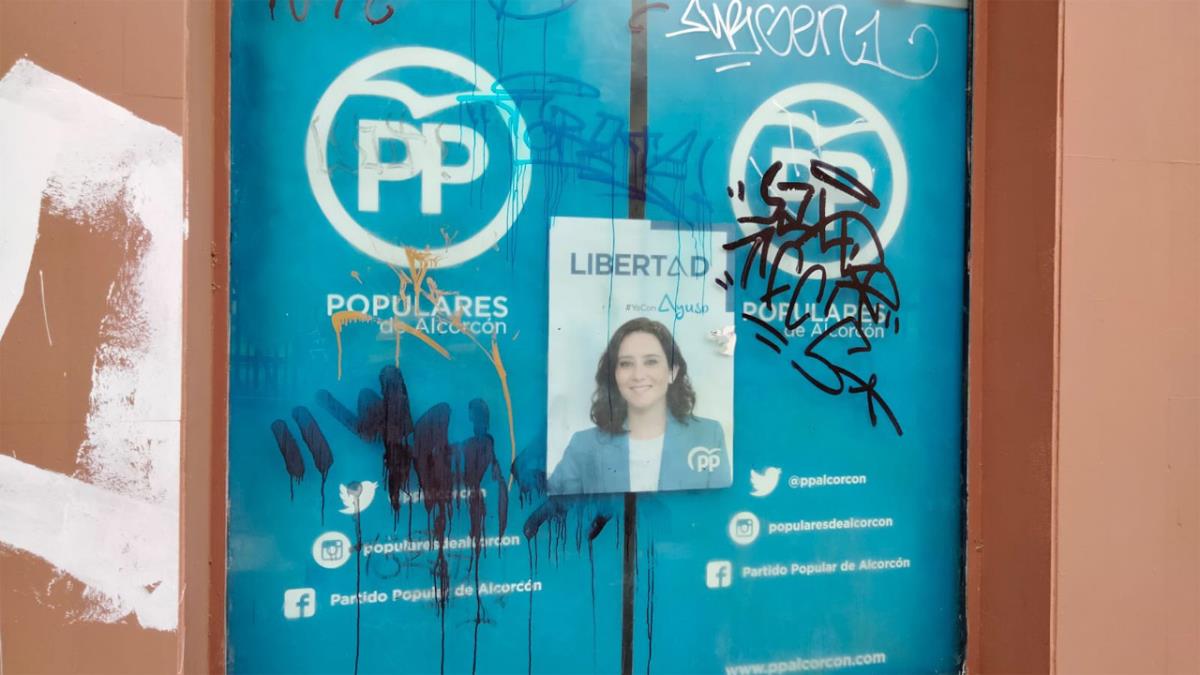 Los populares de Alcorcón han denunciado que su sede en el centro de la ciudad está llena de pintadas 