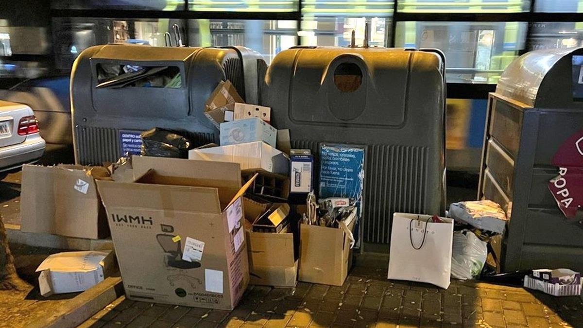 Vecinos y vecinas publican las imágenes en Twitter bajo los hastags #AlmeidaNoLimpia y #MadridEstáSucio 