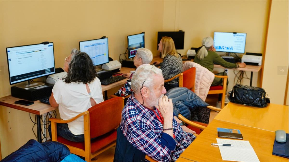 El Ayuntamiento ha dotado a los centros de mayores de más y mejores equipos y dispositivos tecnológicos