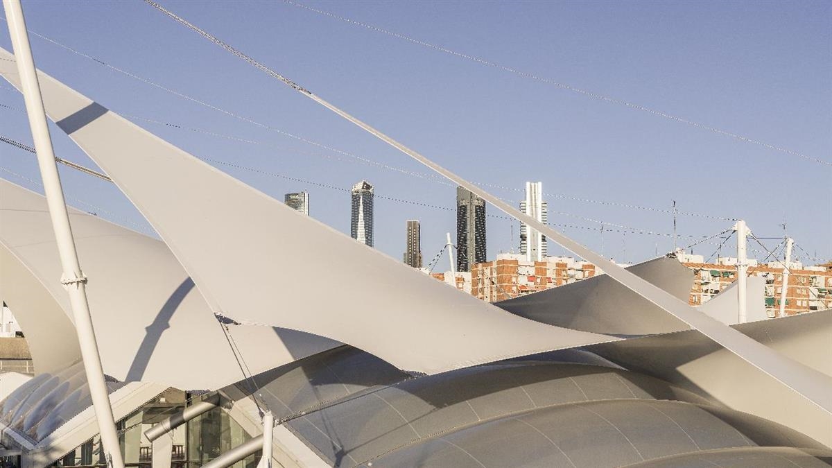 El centro comercial moderniza 23.000 metros cuadrados de cubierta para mejorar la eficiencia energética y recuperar una espectacular terraza exterior 