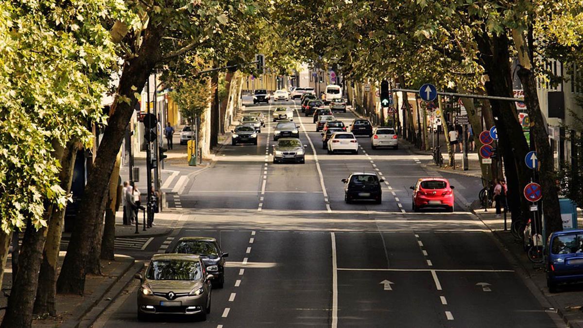 Queda prohibido el acceso a todos los vehículos sin distintivo ambiental; los vehículos con categoría B y C podrán entrar en la zona solo si estacionan en un aparcamiento interior