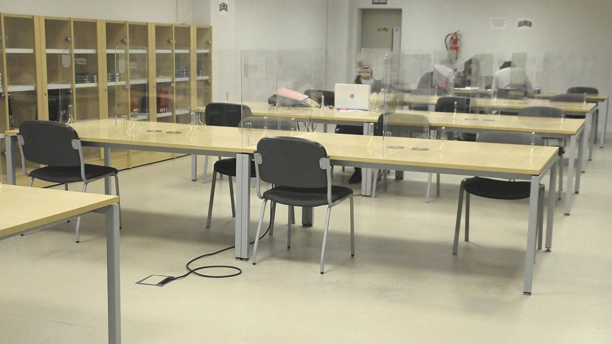 Los mayores de 65 años tienen asientos exclusivos en la sala de lectura
