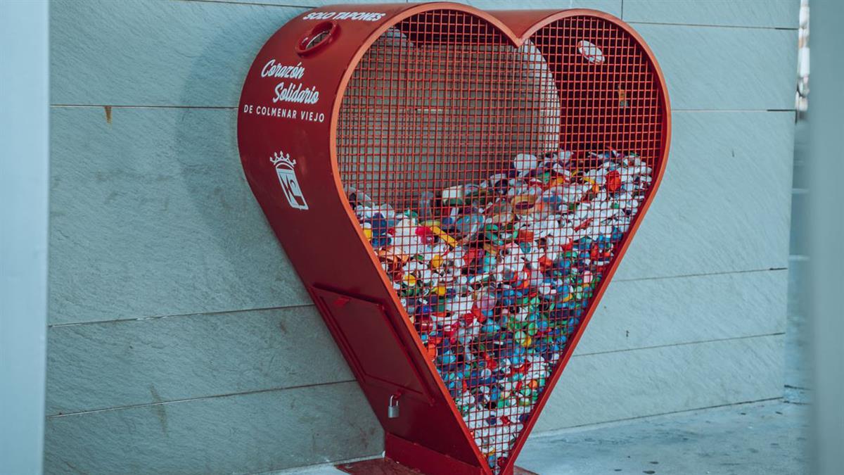 Los contenedores recogen tapones de plástico para financiar distintas alternativas solidarias