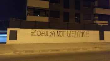 El rechazo al jugador Zozulya por su ideología ha llegado a las calles de Fuenlabrada que amanecían con pintadas en vías principales