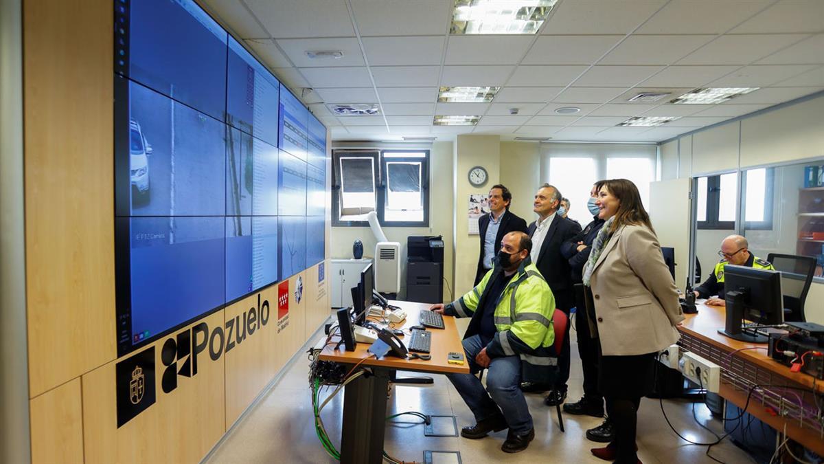 La alcaldesa ha visitado las instalaciones de la Policía Municipal