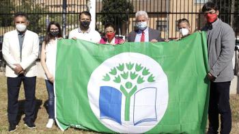 Tres son los centros que han recibido las nuevas banderas de la mano de la Asociación Ambiental y del Consumidor