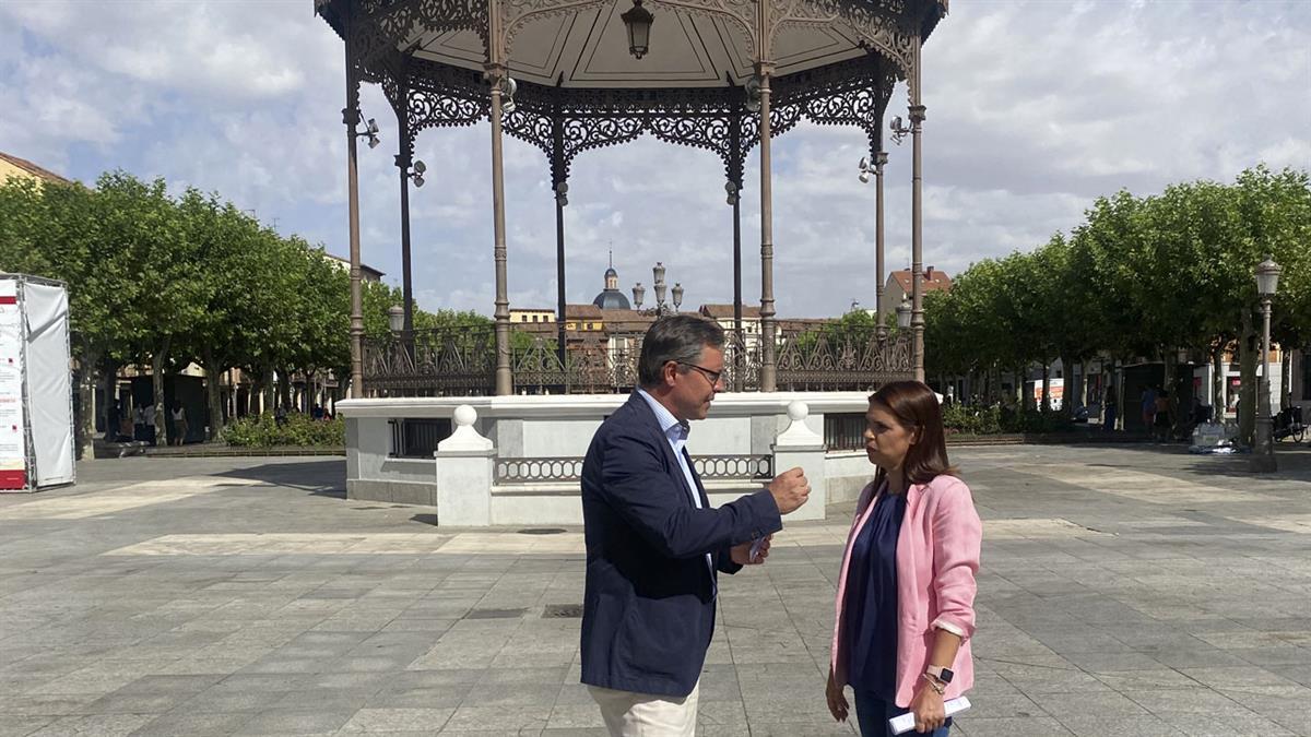 El secretario general del PP en Madrid arremete contra la gestión del alcalde de Alcalá en su visita a la ciudad
