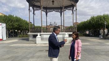 El secretario general del PP en Madrid arremete contra la gestión del alcalde de Alcalá en su visita a la ciudad
