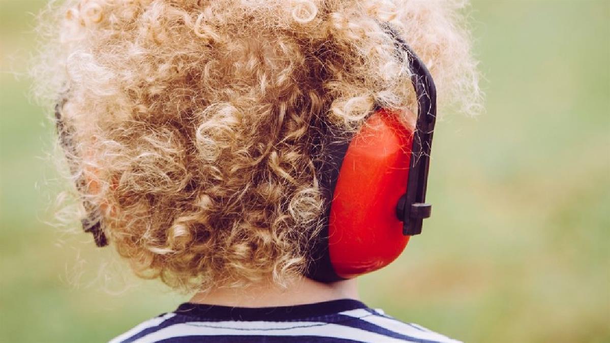 Se facilitarán, a quienes lo soliciten, equipos sensoriales con unos cascos de cancelación de ruido