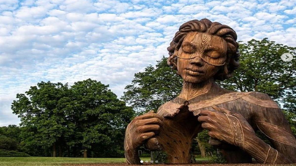 El artista es conocido mundialmente por sus imponentes esculturas en forma de instalaciones de arte público con la temática de la naturaleza humana 