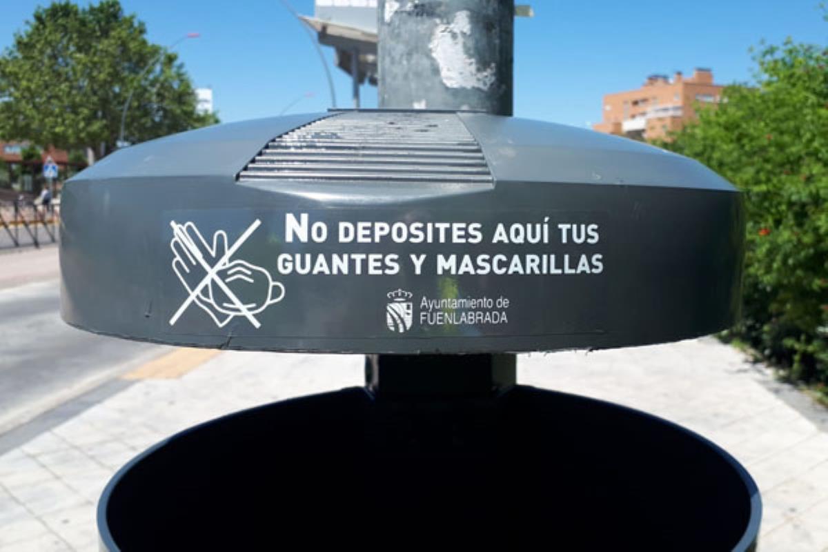 El ayuntamiento conciencia a la ciudadanía con pegatinas en las papeleras para que se deposite correctamente este material