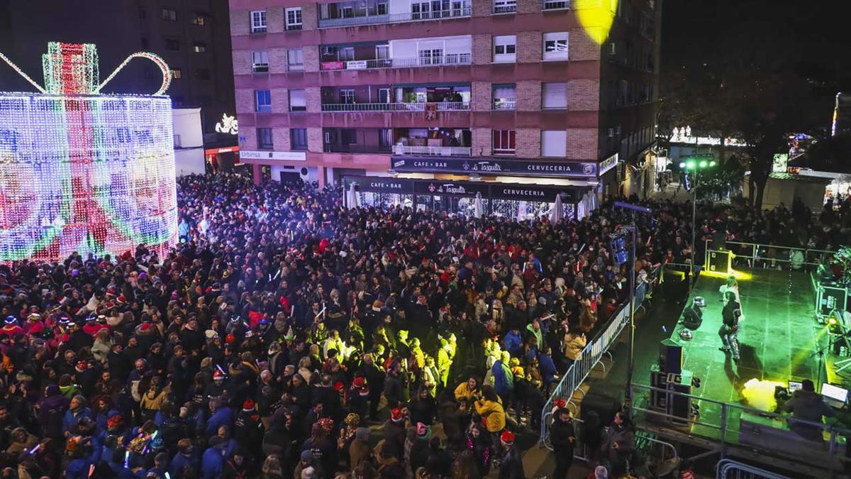 Más de 6.000 ciudadanos se concentraron en la Plaza de España 