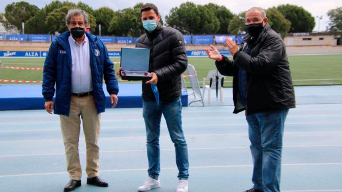 El club les ha otorgado una placa conmemorativa