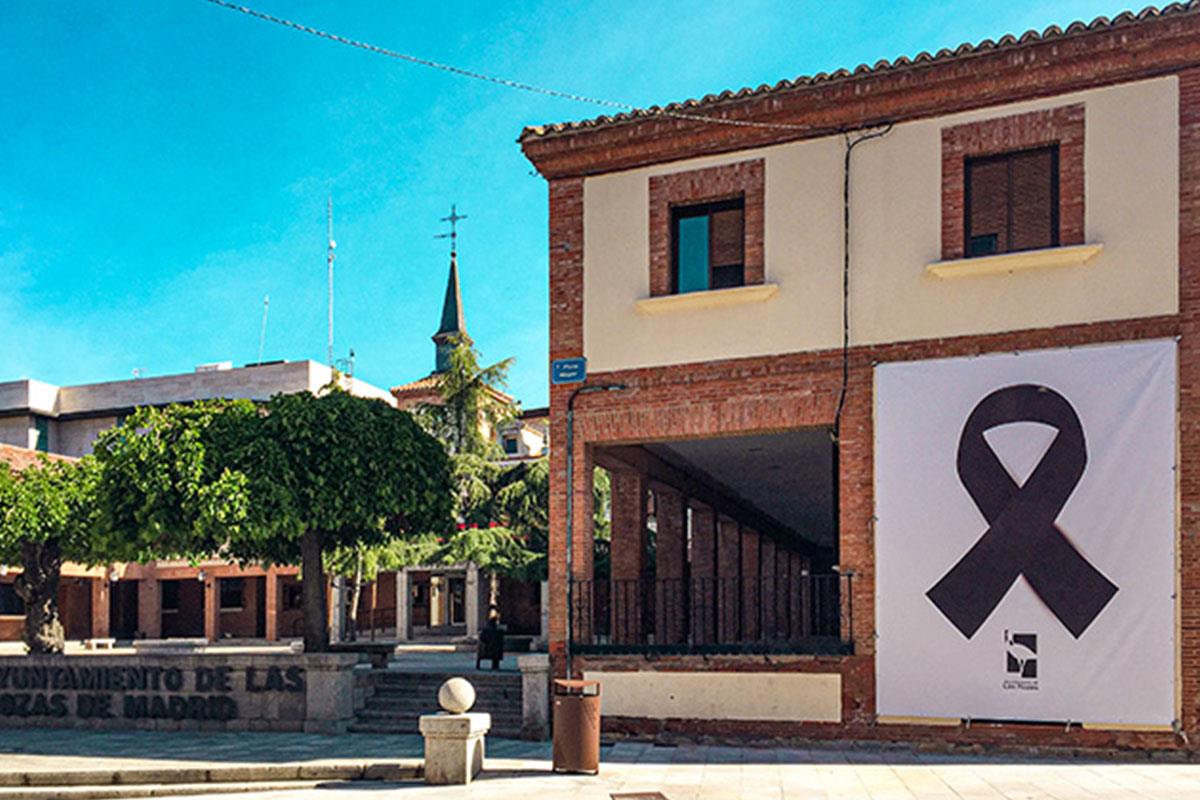 Los lazos negros se han ubicado en tres espacios públicos, y las banderas del municipio se encuentran a media asta en señal de duelo