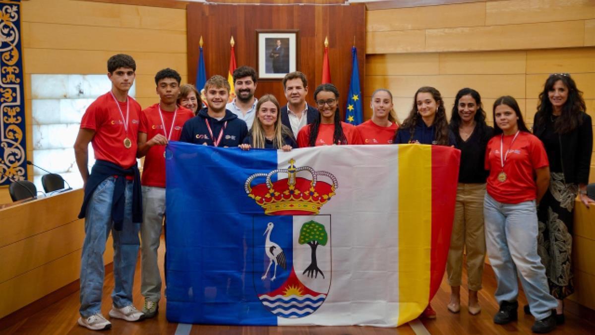 El alcalde de la localidad felicitó a los jugadores por sus premios 