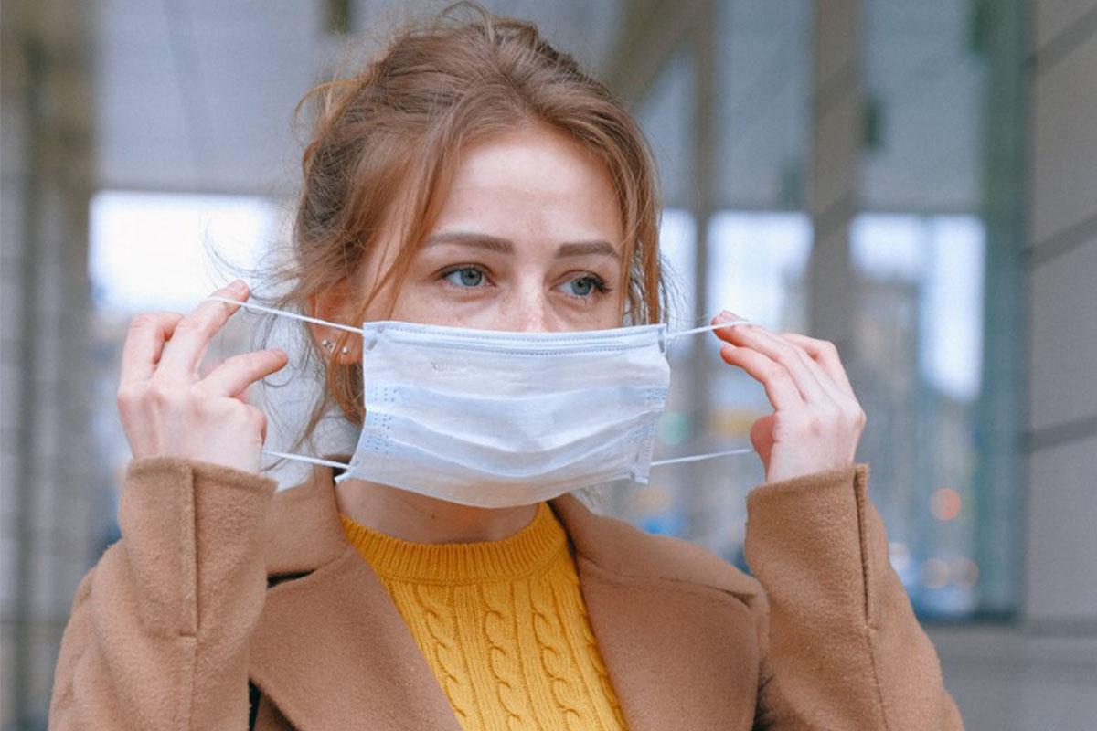 Los voluntarios de Protección Civil y la Policía Local son los encargados de repartir las mascarillas a los usuarios que se desplacen a sus puestos de trabajo. 
