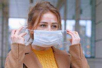 Los voluntarios de Protección Civil y la Policía Local son los encargados de repartir las mascarillas a los usuarios que se desplacen a sus puestos de trabajo. 
