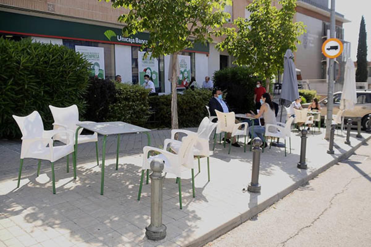 La ampliación de espacio de las terrazas no excederá el total de la franja peatonal