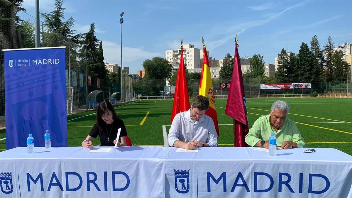 El concejal del distrito, Alberto González, ha suscrito las prórrogas de los convenios para tres instalaciones deportivas básicas 
