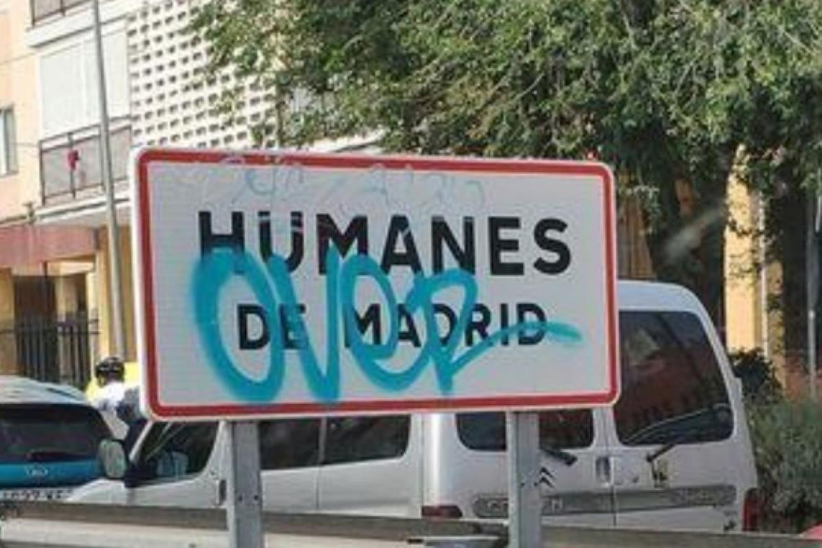 El consistorio comienza a limpiar pintadas repartidas por el municipio