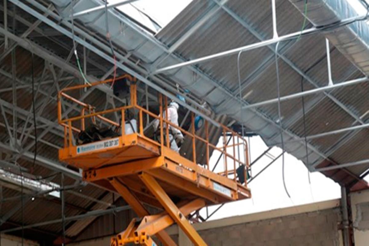 Las planchas que lo cubrían son de fibrocemento y cubren más de 2.000 metros cuadrados