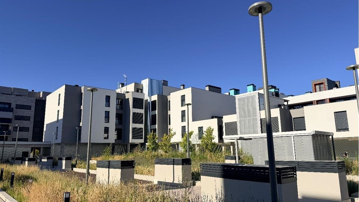 EMSULE ha terminado la promoción de 108 pisos en alquiler Puerta de Fuenlabrada, un proyecto que fue impulsado por el PSOE y que culmina el actual Ejecutivo PP-ULEG tras asegurar la financiación