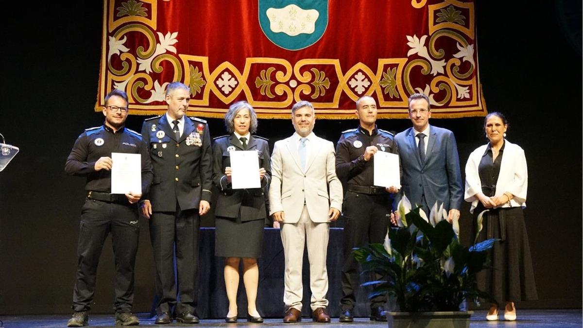 El Ayuntamiento entrega medallas y distinciones a 76 agentes y destaca intervenciones que salvaron vidas y la respuesta durante el apagón